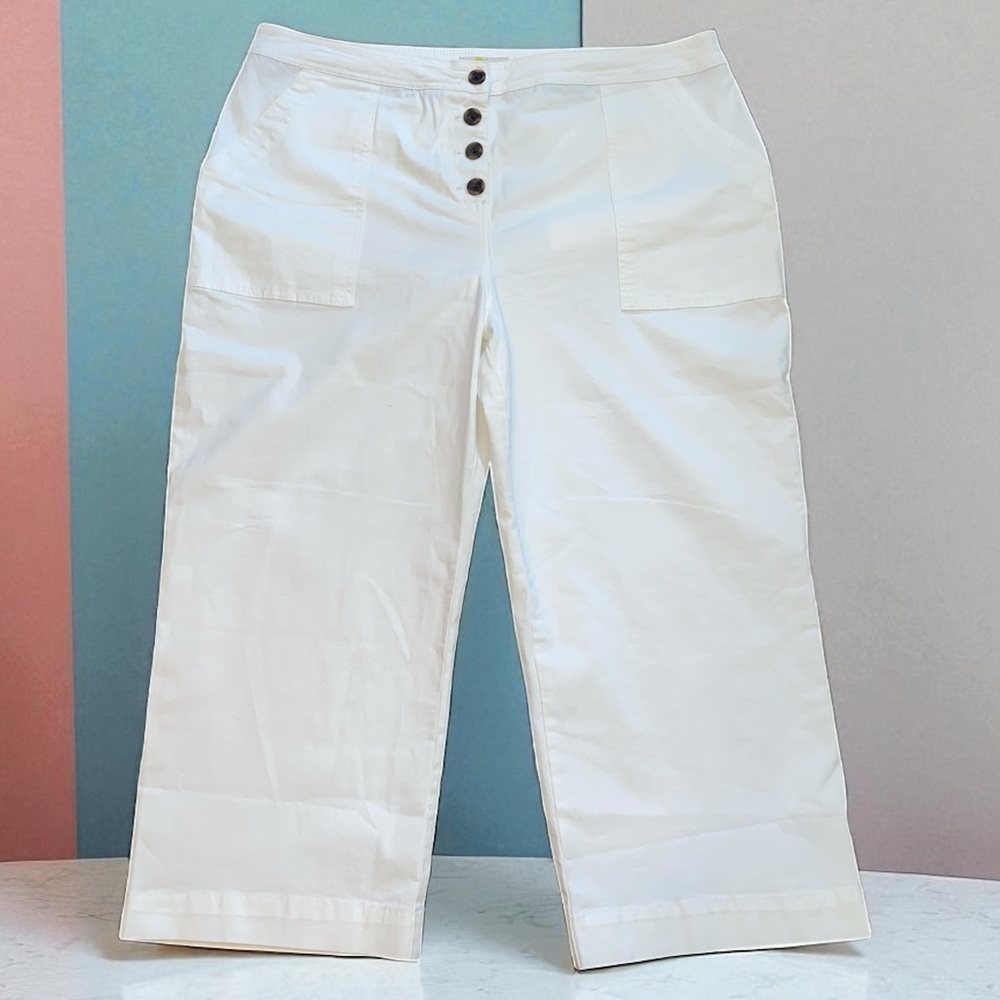 Boden White Capris with Button Detail